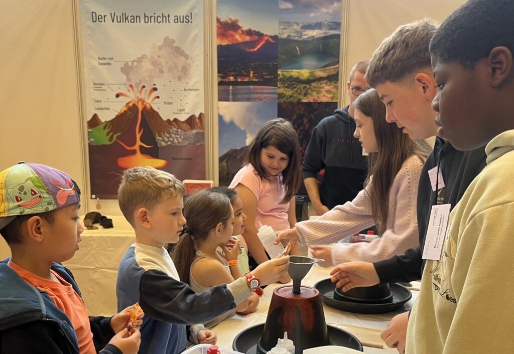 Kinder bauen einen Vulkan