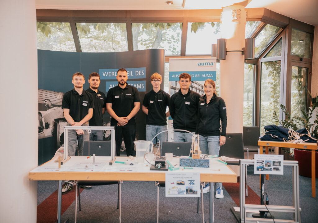 Team der Firma Auma steht an ihrem Stand