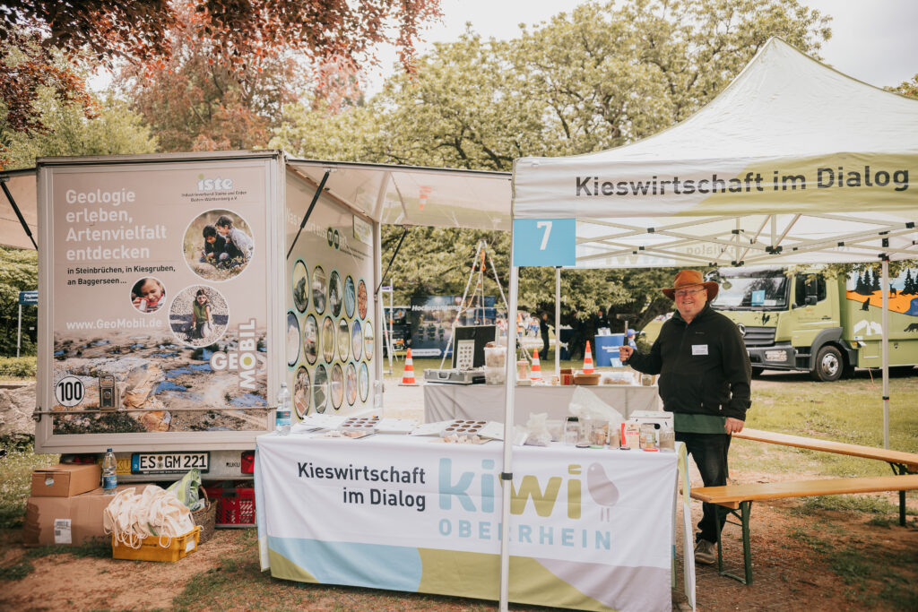 Man steht an seinem Stand des Kiwi Oberrhein